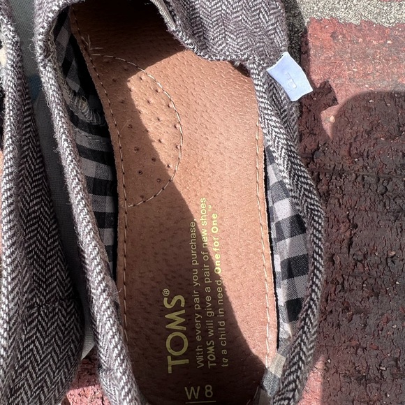 Toms made exclusively for Neiman Marcus. Elastic at top of foot. Size 8 - Picture 9 of 11